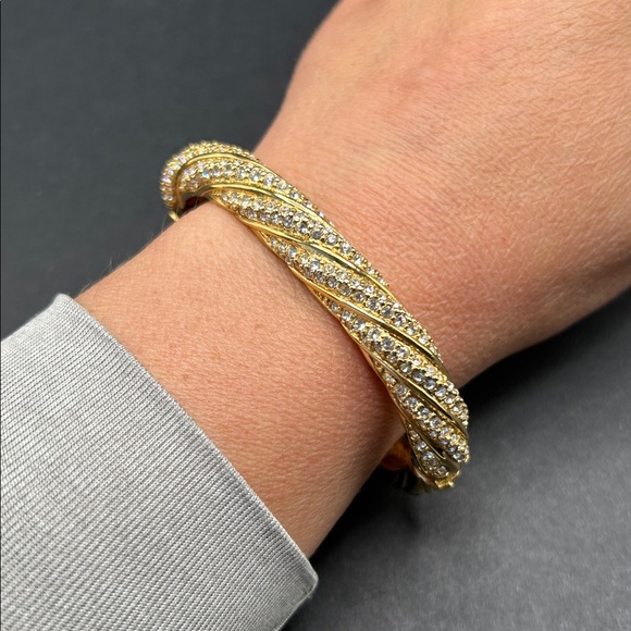 SWAROVSKI SWAN SWIRL BANGLE CLEAR CRYSTALS HINGED GOLD TONE BRACELET 6.5'' - Picture 7 of 9